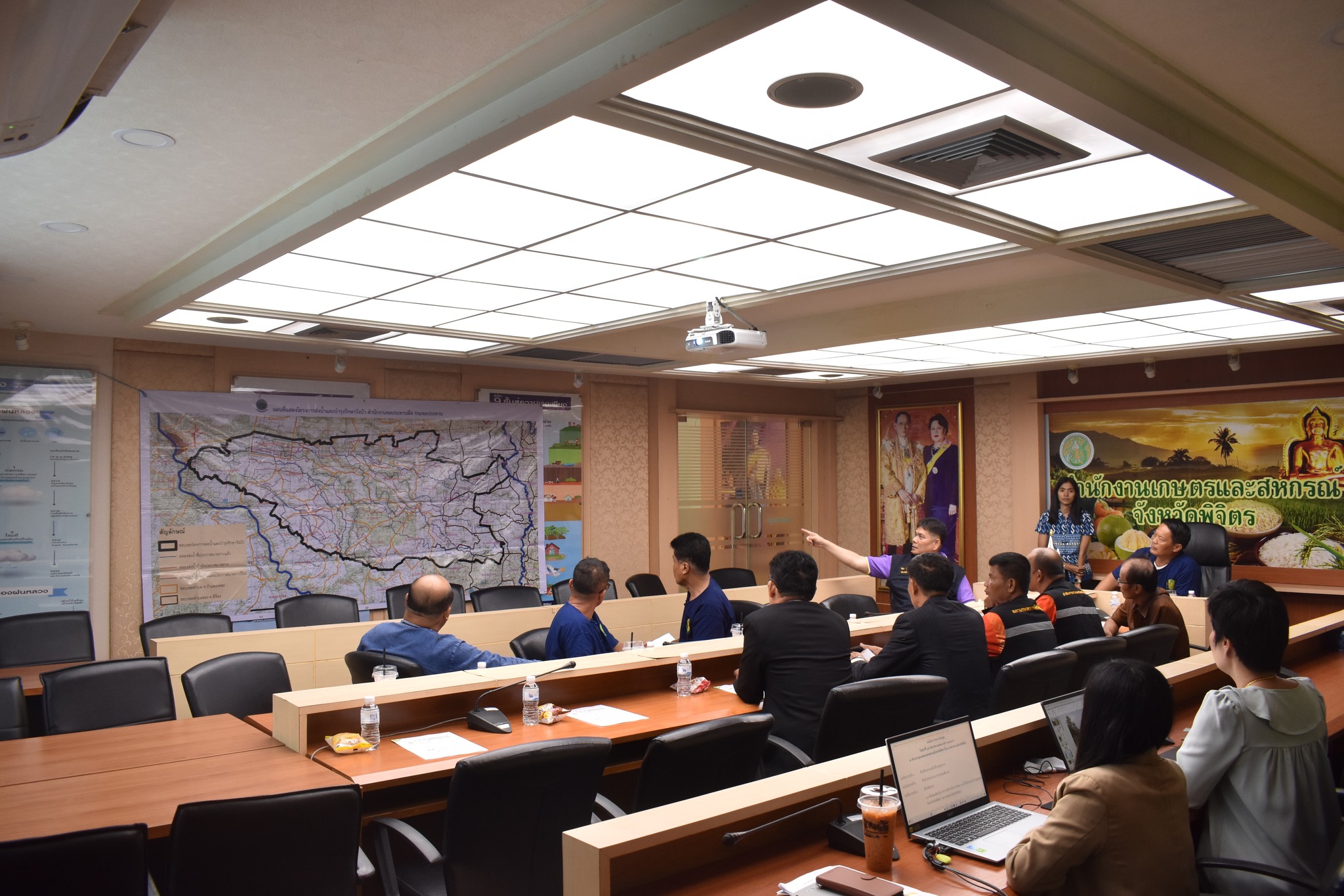 524